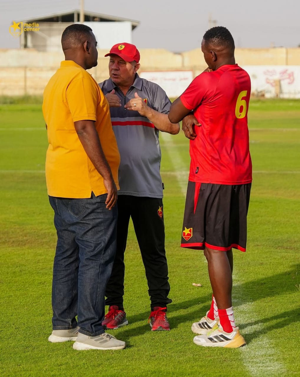 الزعيم بقيادة الأجانب ونجم جديد لأول مرة يظهر في بربر