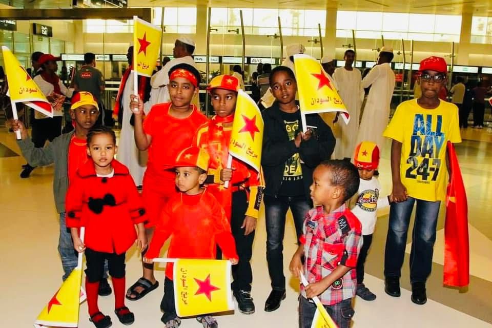 سعادة عشاق الأحمر الوهاج ووعد بالدعم