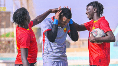 بالصور.. نجوم الزعيم في عطبرة.. ابتسامات ومداعبات