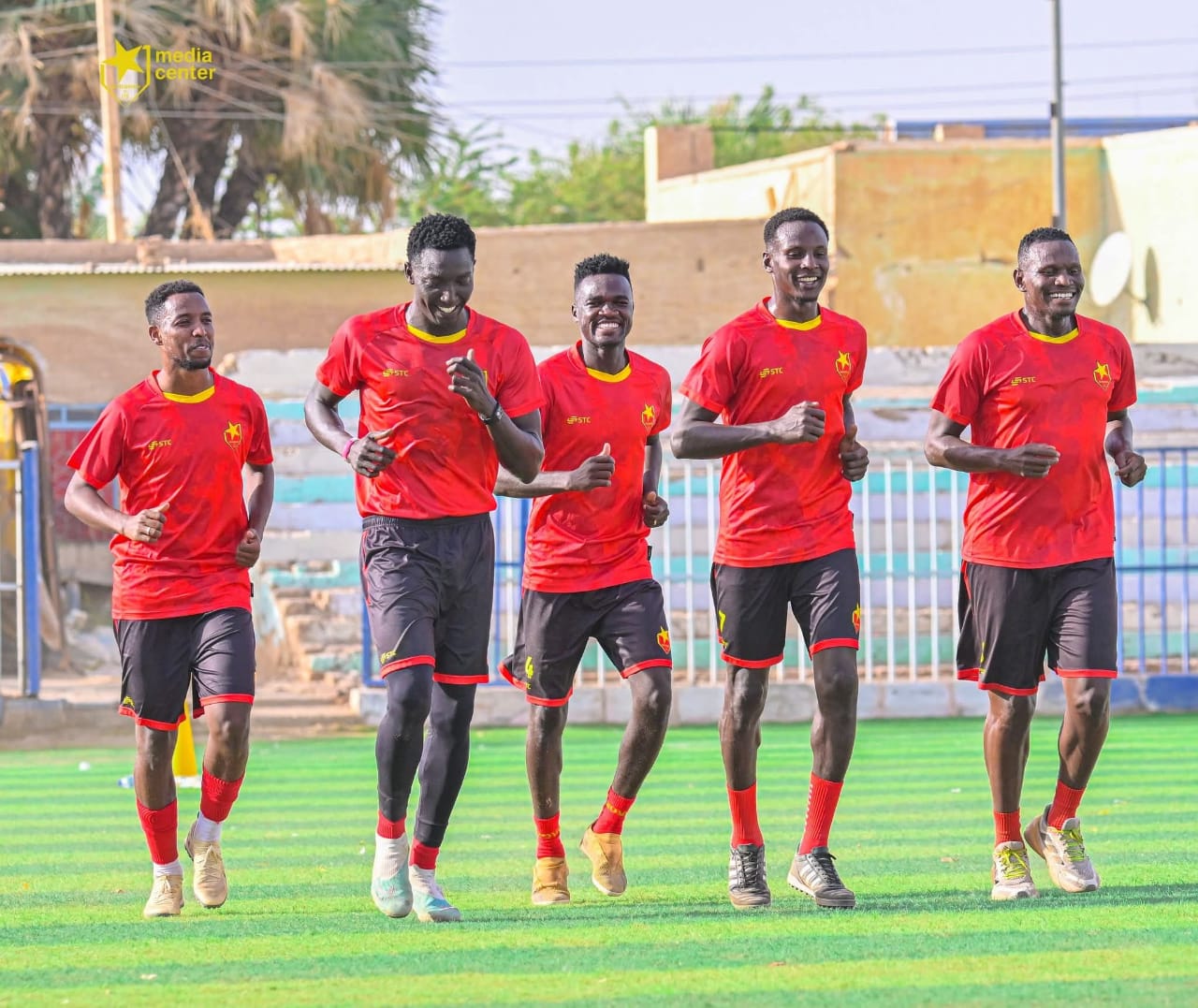 بالصور.. نجوم الزعيم في عطبرة.. ابتسامات ومداعبات 4 بالصور.. نجوم الزعيم في عطبرة.. ابتسامات ومداعبات