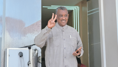 بعثة الزعيم في طريقها إلى ملعب المباراة .. بتري يلوح بعلامة النصر وقباني يدعم زملاءه