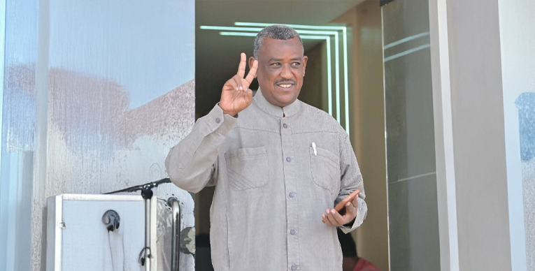 بعثة الزعيم في طريقها إلى ملعب المباراة .. بتري يلوح بعلامة النصر وقباني يدعم زملاءه