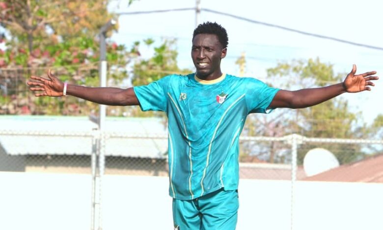 أبياه يفاجئ محاربي الصحراء بأسد