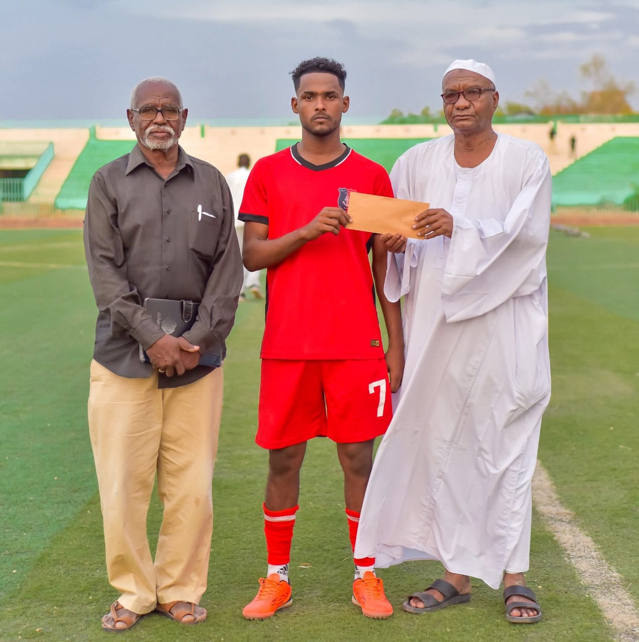 مفاجأة سارة لعشاق الأحمر الوهاج.. نجم يقترب من المريخ!