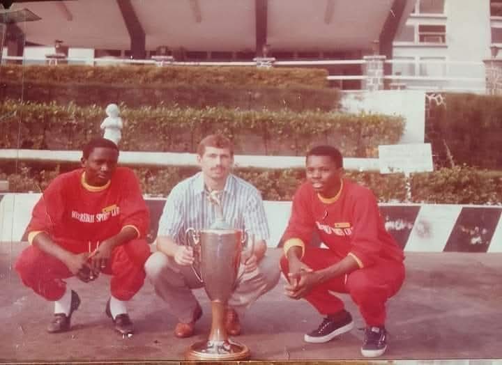 سانتو: النادي بدون رئيس.. أين رجالات المريخ؟ 2 سانتو: النادي بدون رئيس.. أين رجالات المريخ؟