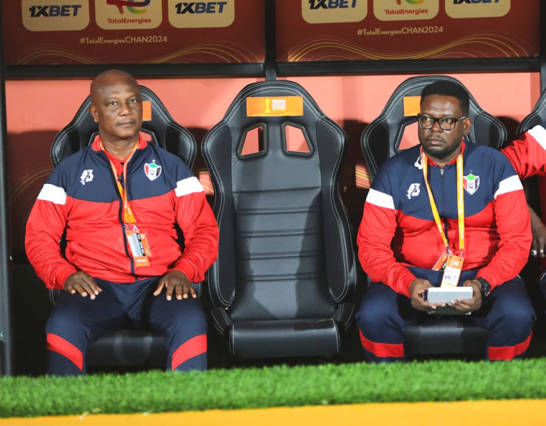 أبياه يطالب اللاعبين بالقتال أمام الجزائر 2 أبياه يطالب اللاعبين بالقتال أمام الجزائر