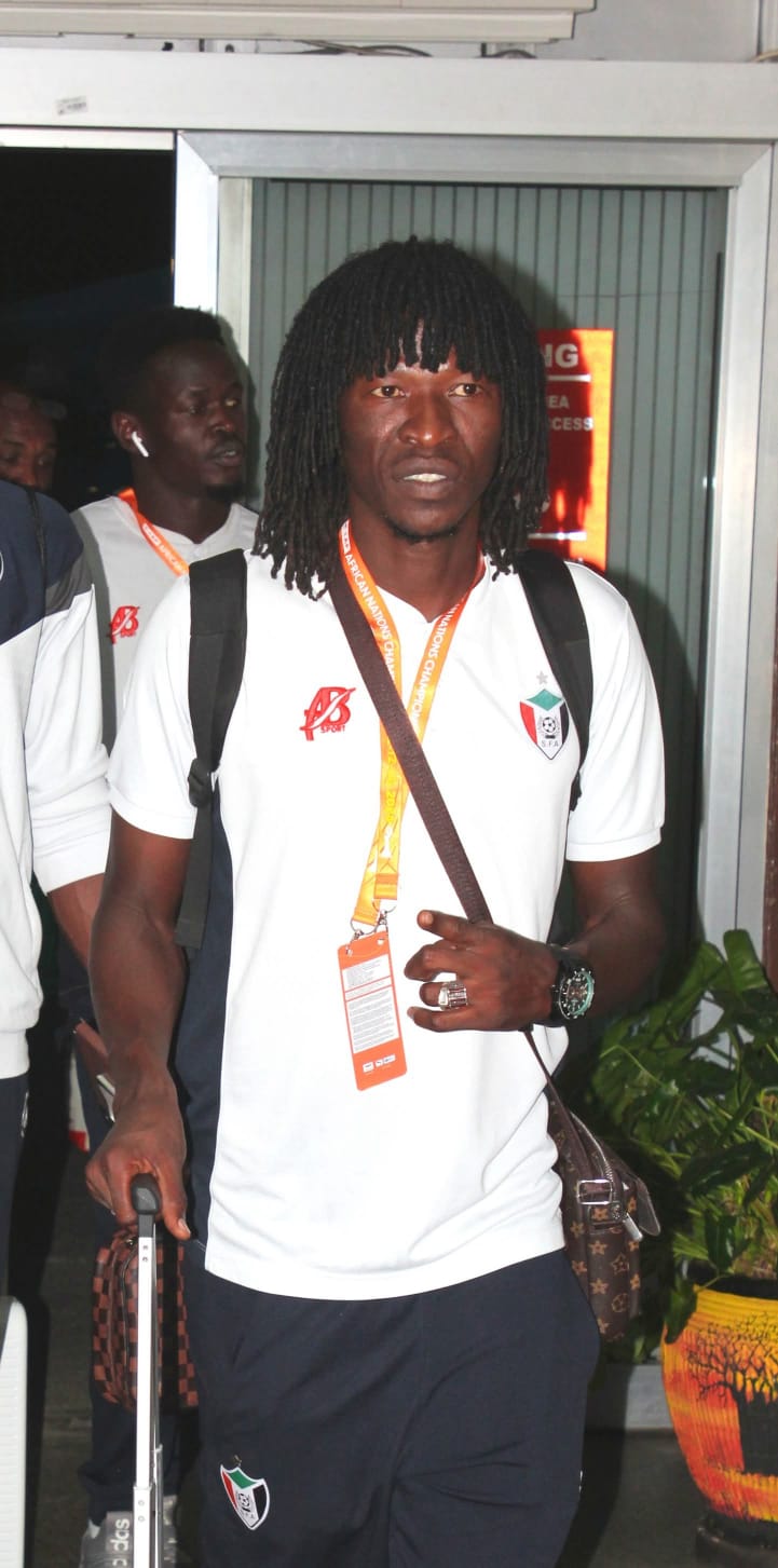 بعثة الصقور تحط الرحال بدار السلام 2 بعثة الصقور تحط الرحال بدار السلام