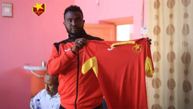 عاجل بالصورة .. أنس نصرالدين في دائرة الكرة