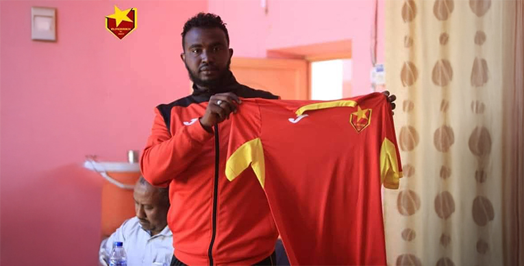 عاجل بالصورة .. أنس نصرالدين في دائرة الكرة