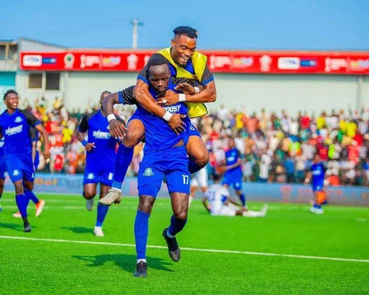 الأول باليمين والتاني بالشمال ..تشاما سينغيدا خت في الهلال علامة الأول باليمين والتاني بالشمال ..تشاما سينغيدا خت في الهلال علامة