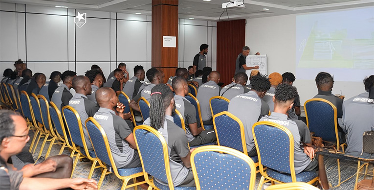 في الملعب وبالبروجيكتر.. داركو يرسم ملامح المريخ الجديد 1 هيدر 3 2