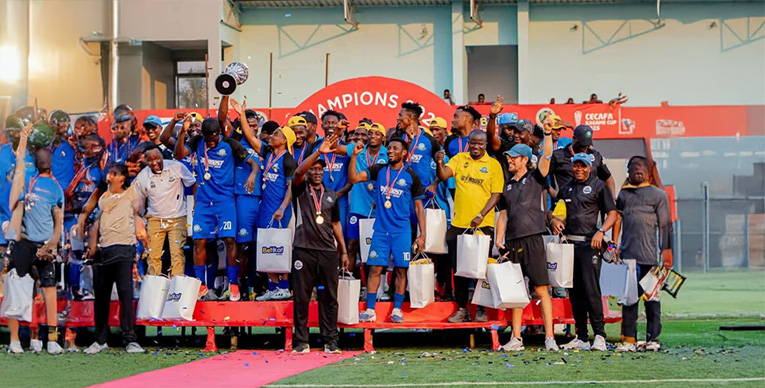 نجم الهلال الهارب يتوج مع سينغيدا