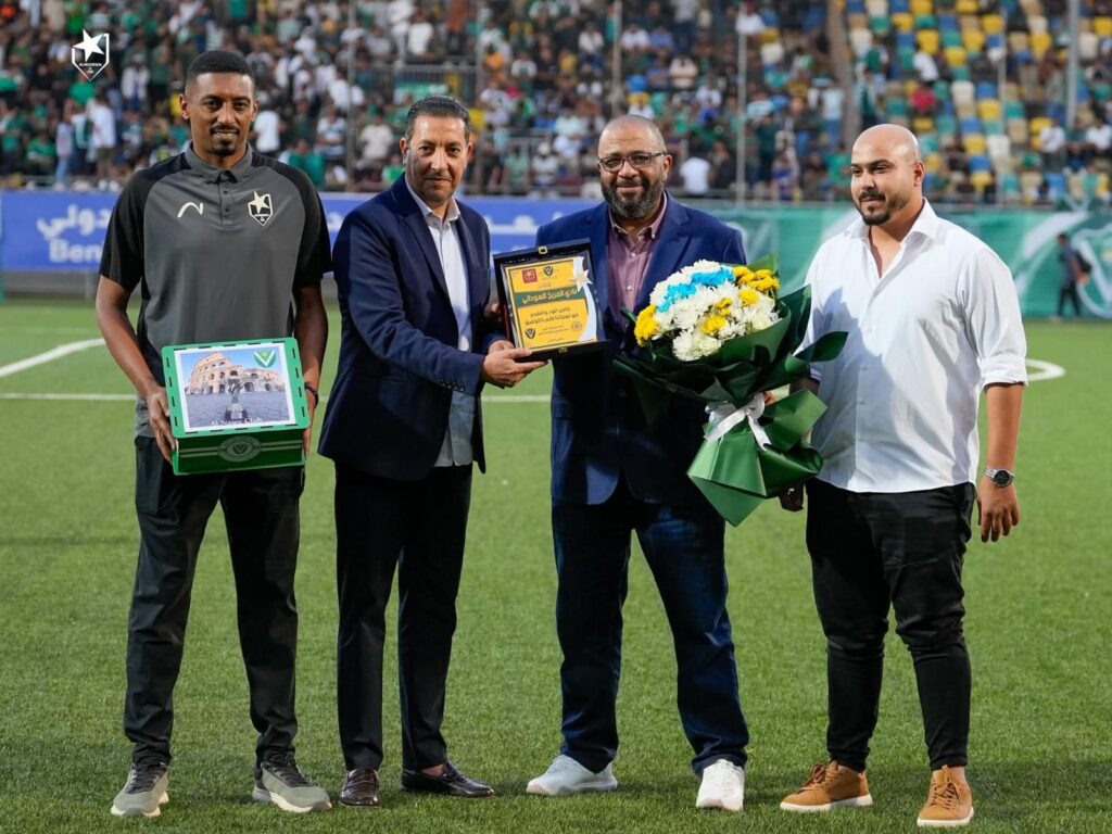 في أجواء ودية.. النصر والمريخ يتبادلان الدروع ومضوي يطالب بتكرار المواجهة 2 11