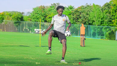 (أبيض) يتقدّم لاعبي المريخ