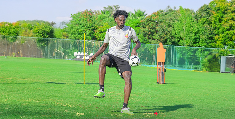 (أبيض) يتقدّم لاعبي المريخ