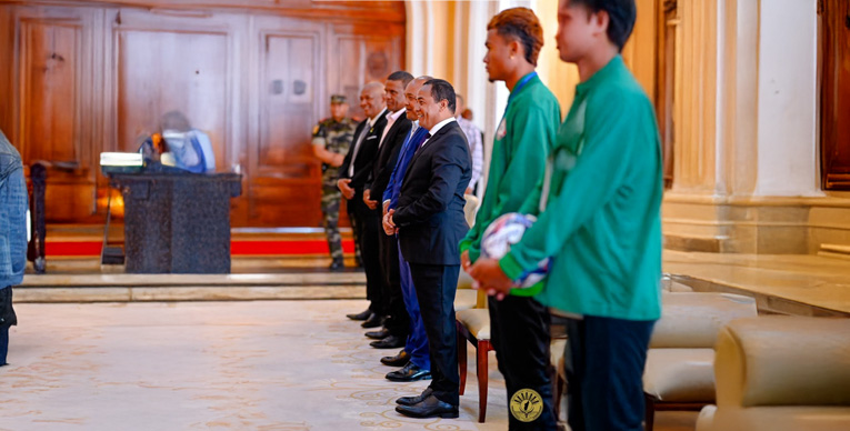 نيكولاس في القصر مع رئيس مدغشقر 1 41