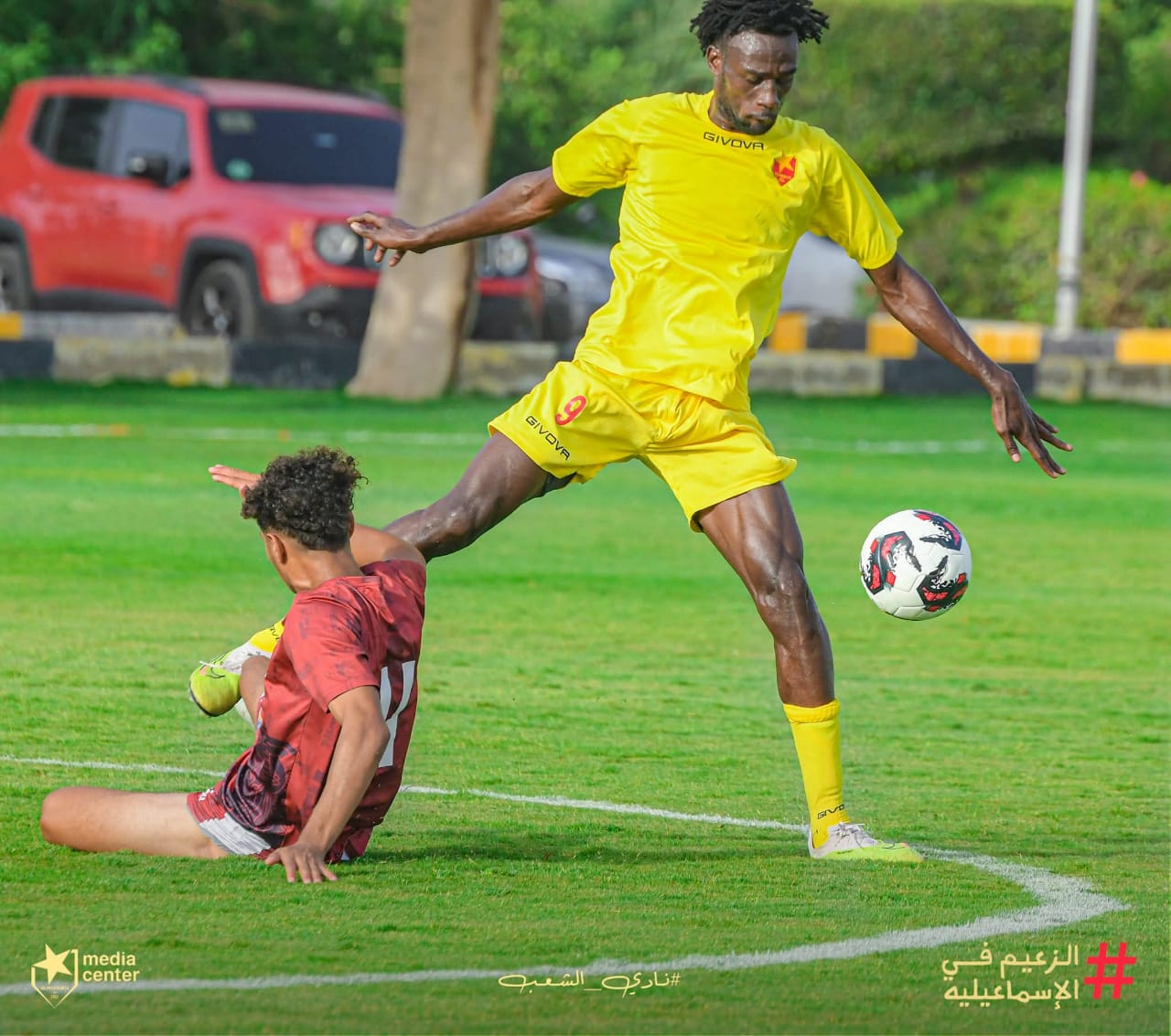 (أبيض) يتقدّم لاعبي المريخ 2 (أبيض) يتقدّم لاعبي المريخ