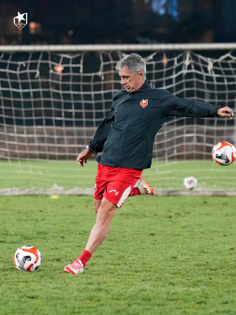 بالصور.. داركونوفيتش وطاقمه في مباراة الهلال 2 WhatsApp Image 2025 11 21 at 5.49.42 PM