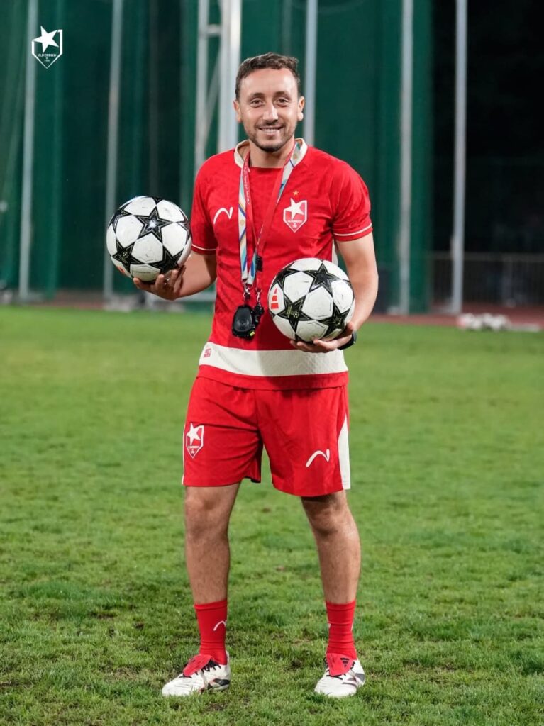 بالصور.. داركونوفيتش وطاقمه في مباراة الهلال 3 WhatsApp Image 2025 11 21 at 5.49.43 PM