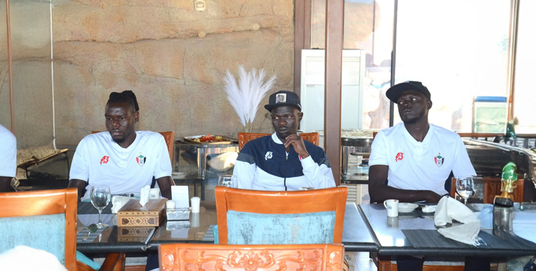 كواسي يستبعد 4 لاعبين من معسكر المنتخب بقيادة نجم المريخ