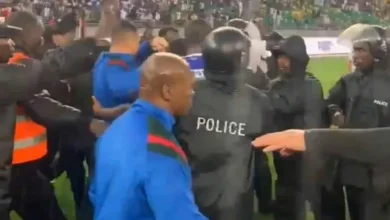 طرد لاعب الهلال جان كلود خلال مباراة فريقه في الدوري الرواندي