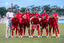 فريق كرة قدم "المريخ" يرتدي زي أحمر صطدم بأماغاجو والرقم (١١)