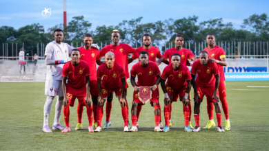 فريق كرة قدم "المريخ" يرتدي زي أحمر صطدم بأماغاجو والرقم (١١)