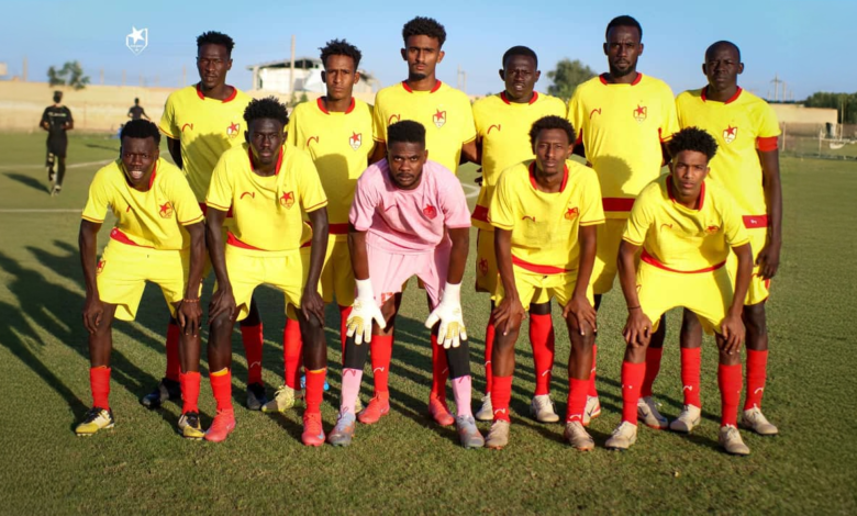 فريق كرة قدم يرتدي زي أصفر