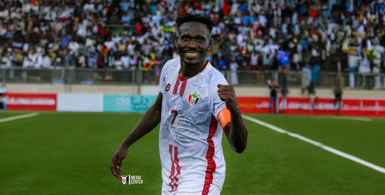 الصّفوة يؤكد .. أبياه وإدارة صقور الجديان تواصلوا مع القائد 1 لاعب كرة قدم يحتفل بالهدف