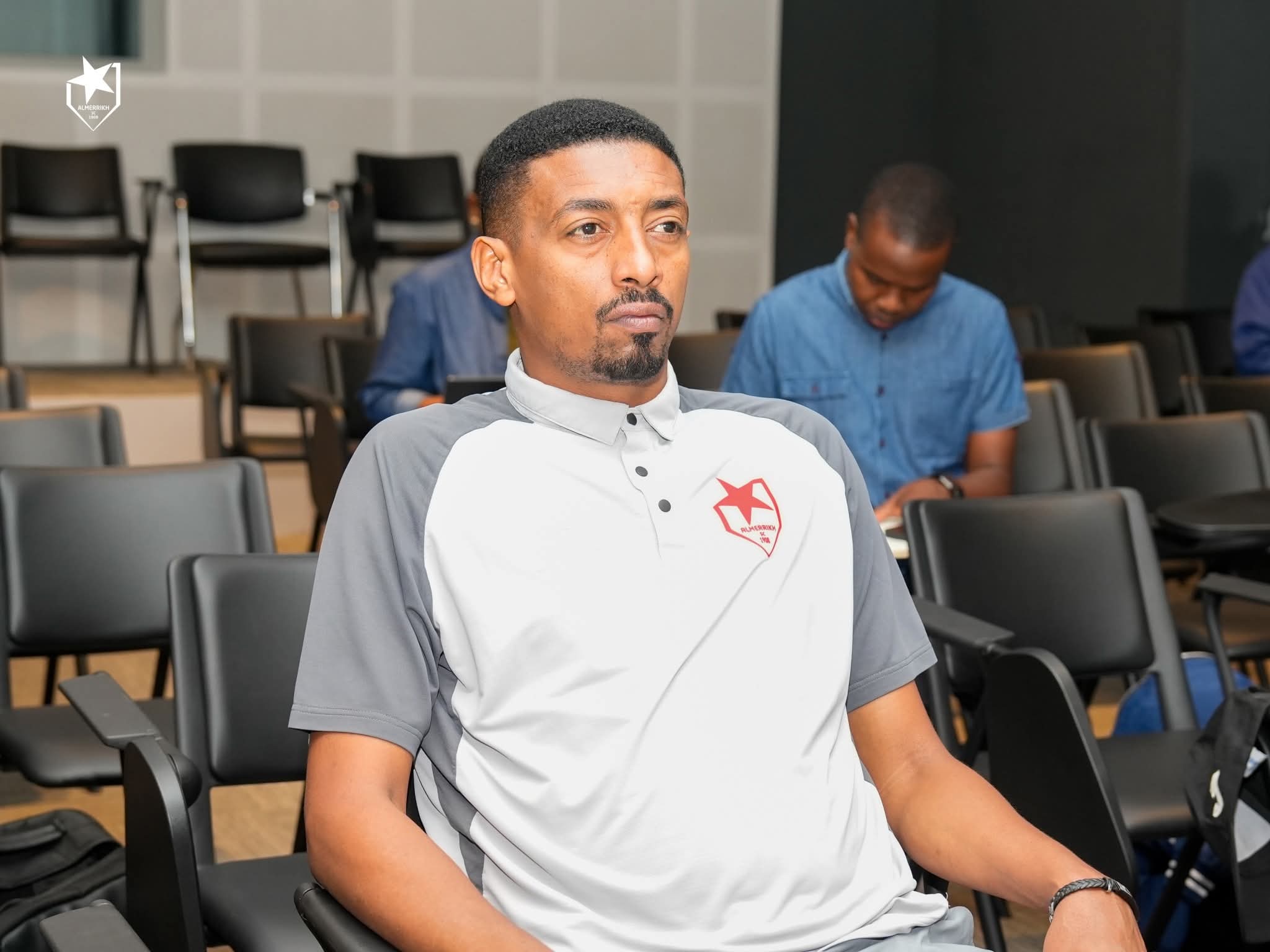 المريخ بالأحمر والجيش بالأبيض في القمة 4 المريخ بالأحمر والجيش بالأبيض في القمة