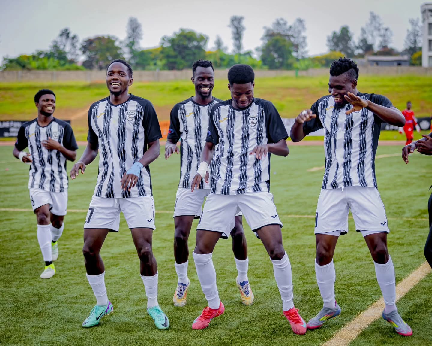 الجنرال يحفّز الجيش لإسقاط الهلال