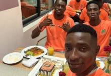 لاعبو المريخ يحتفلون بعيد ميلاد مبيمبا في كيغالي 15 advz