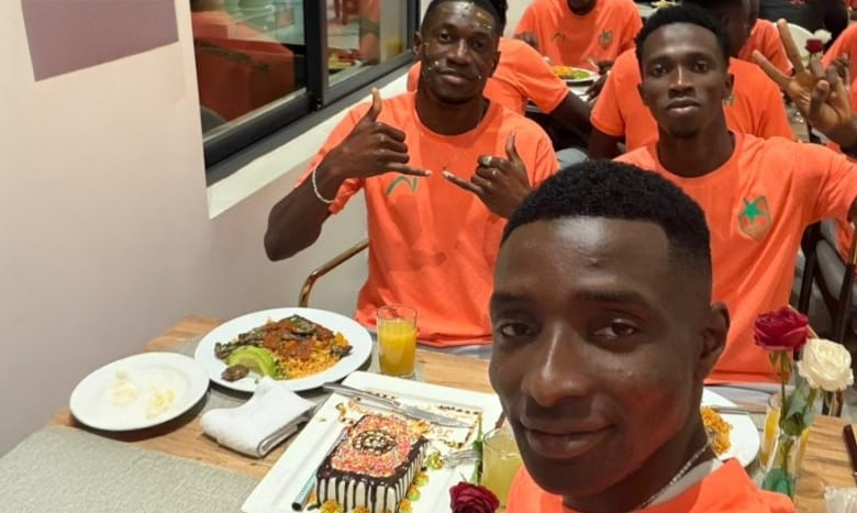 لاعبو المريخ يحتفلون بعيد ميلاد مبيمبا في كيغالي 2 advz