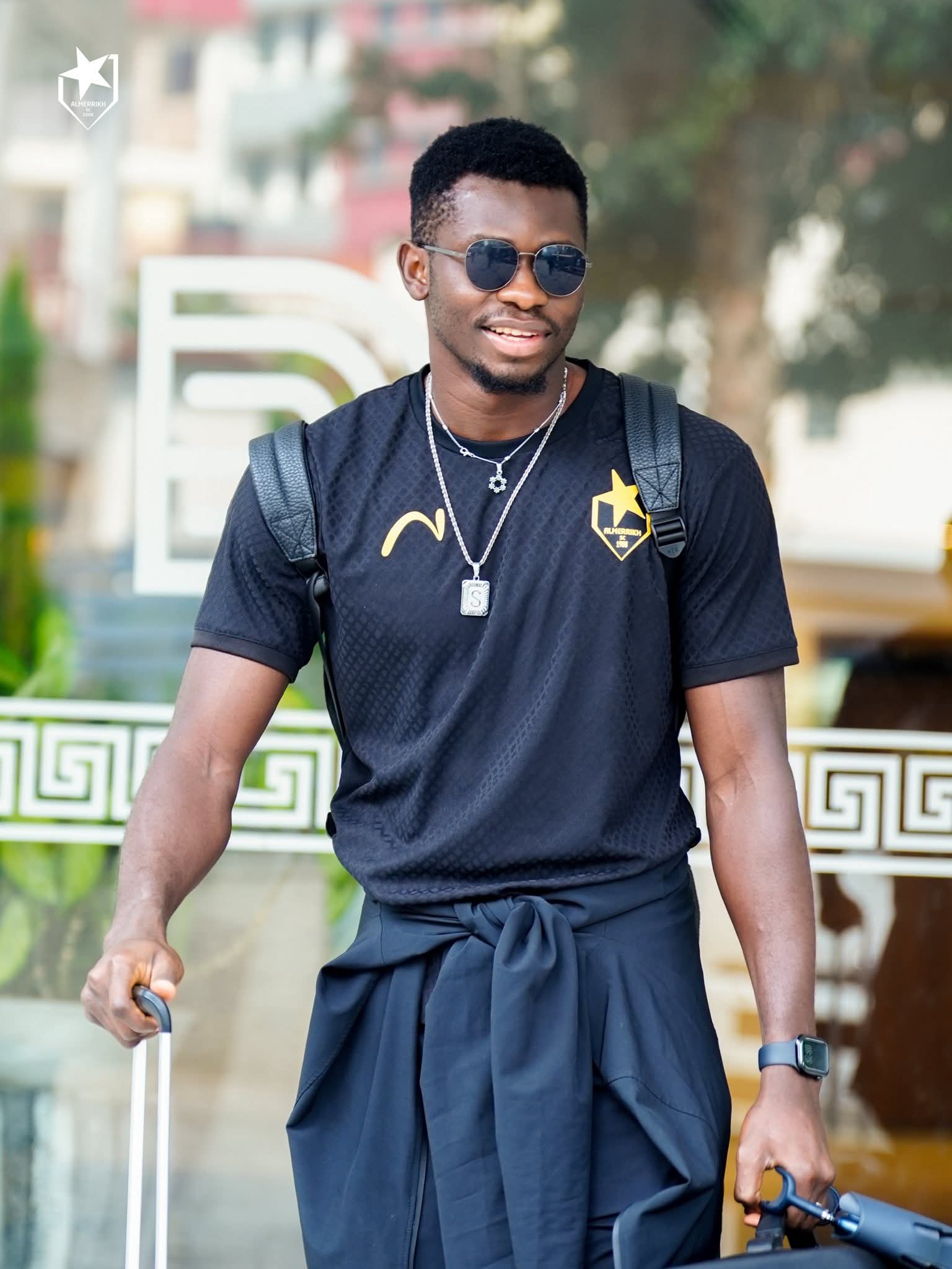 مبيمبا يهنئ لادجي سانو بعيد ميلاده برسالة مؤثرة